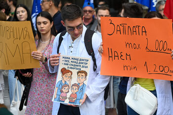 Фотогалерия: Протест на млади лекари за достойни условия и бъдеще в България