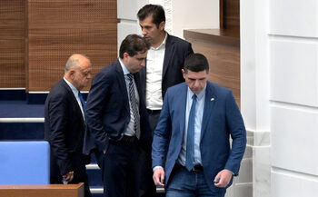 Демократичната общност започва да търси идеалния кандидат за президент с кръгла маса