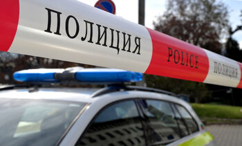 Мъж влачи до кръв куче с автомобил, след ден животното умря