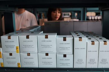 Почина човекът, превърнал Estée Lauder в световен гигант