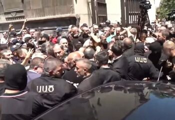 Спецчасти нахлуха при духовния водач на Армения, разразиха се сблъсъци