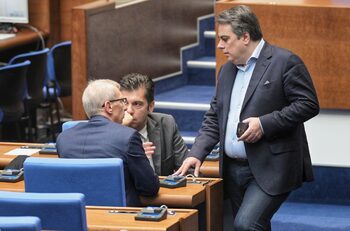 След труса: “Продължаваме промяната” търси изход от кризата и начин да спре роенето в партията