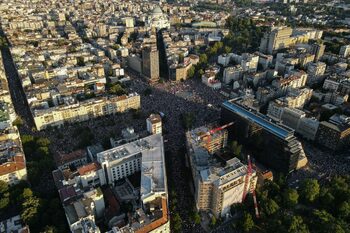 Поредният голям митинг срещу Вучич в Белград не мина без инциденти и арести