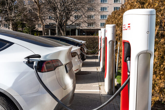 Зарядните станции на Tesla в София и Пловдив вече са платени