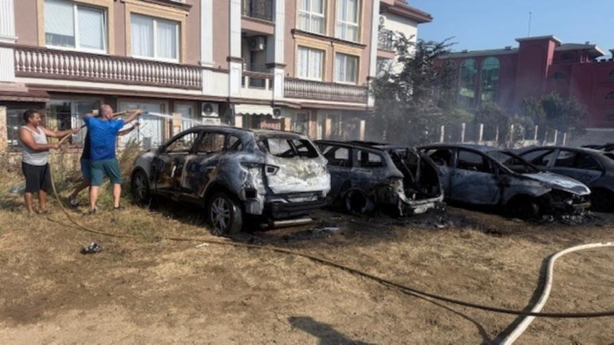 22 автомобила изгоряха на паркинг в Свети Влас