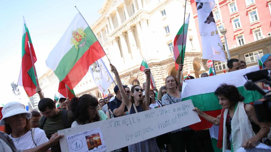 С плакати с надписи “Оставка”: Симпатизанти на “Възраждане” протестират пред НС
