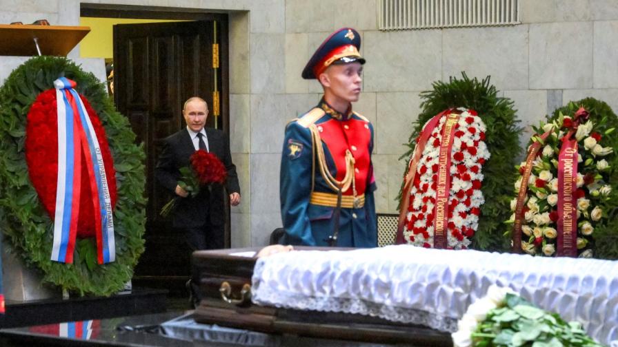 Путин се сбогува с Ирина Подносова, шеф на Върховния съд