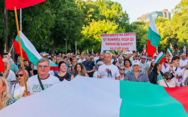 Протести и автошествия на „Възраждане“ в защита на лева в цялата страна