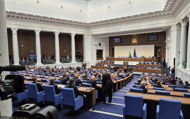 Парламентът решава за заплатите на младите лекари