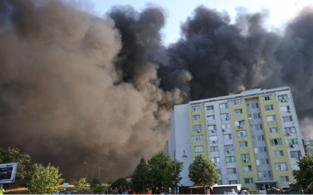 Напълно загасен е пожарът в цеха за пластмаса в Средец