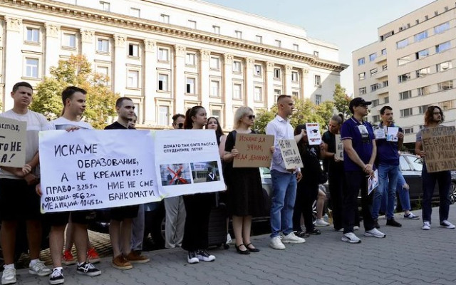 "Не сме банкомати!" – Студенти излязоха на протест срещу високите такси