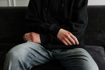 Предстои задържането на трима непълнолетни след клип с агресия в интернет