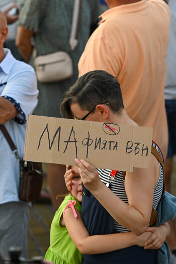 Фотогалерия: пореден многохиляден протест в София настоя “Сарафов, Шиши и мафията вън”
