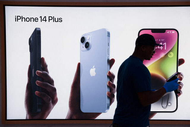 Бизнес глобус: САЩ възлагат на Boeing ключов сателитен проект; Продажбите на iPhone в Китай растат за първи път от две години